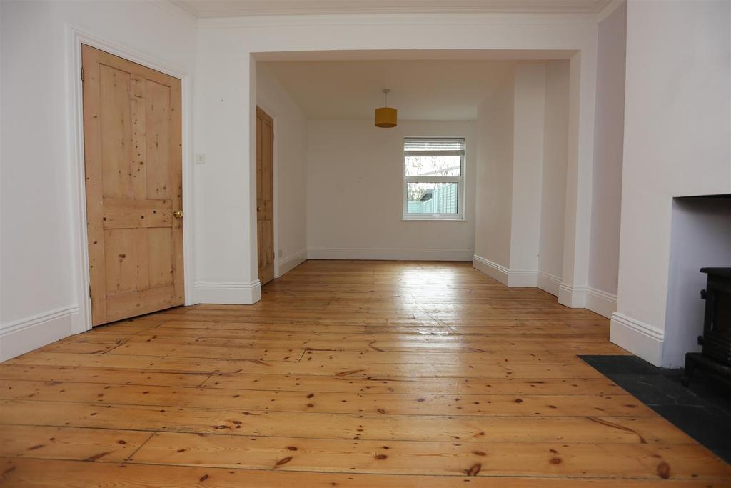 Stoneham Road, Hove 4 bed house £2,100 pcm (£485 pw)