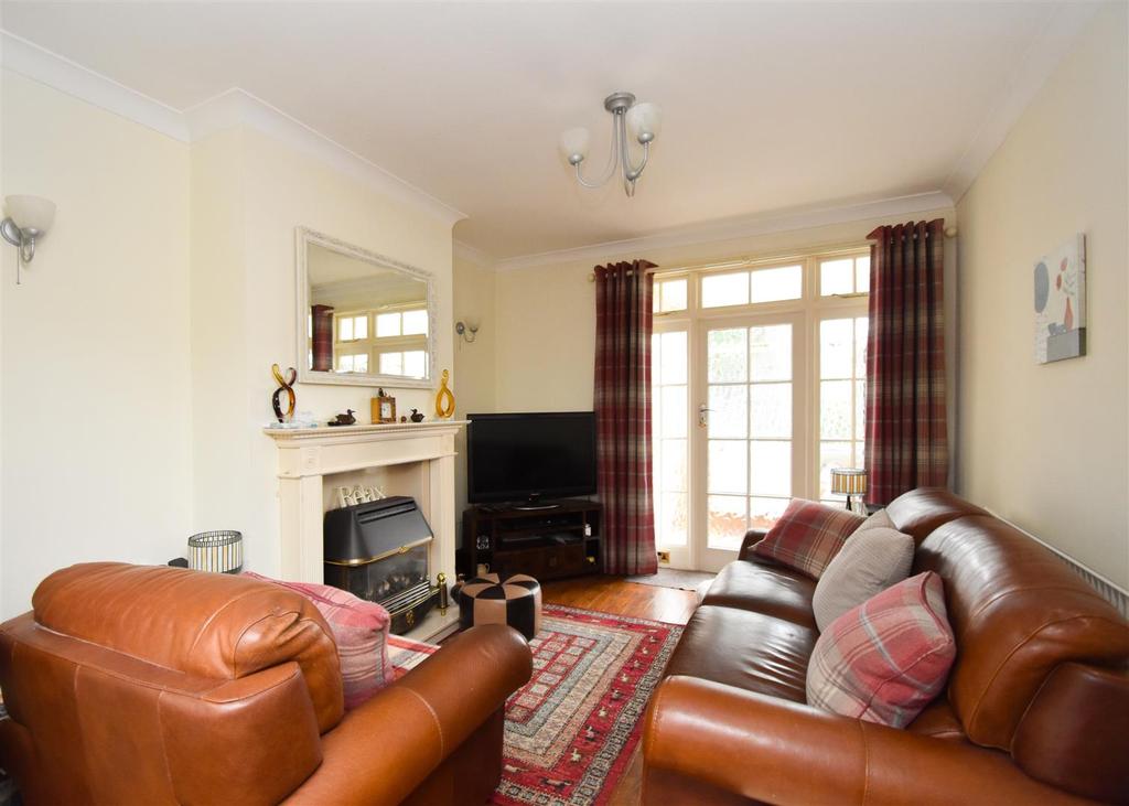 62 Oxley Moor Road, Oxley, Wolverhampton 3 bed semidetached house £