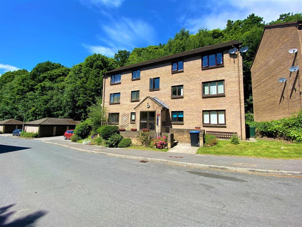 Baildon Wood Court, Baildon, Shipley 2 bed flat £95,000
