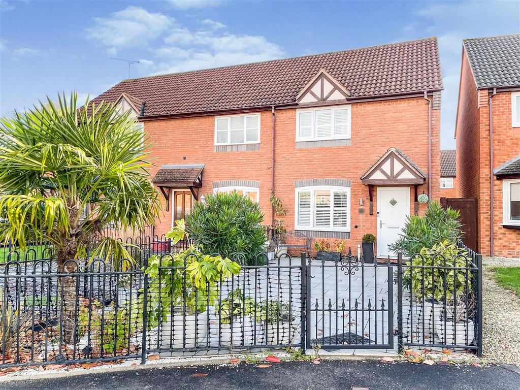 Montgomery Road, Whitnash, Leamington... 2 bed end of terrace house £
