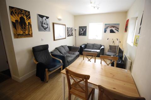 5 bedroom flat to rent - Russell Court, Russell Street, Cardiff