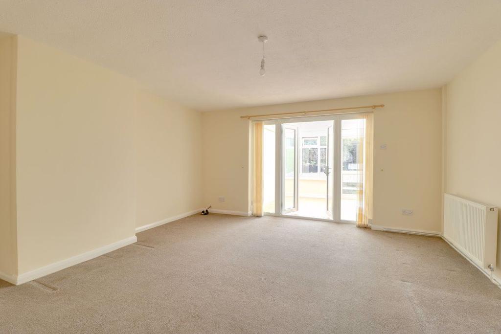 Carroll Avenue, Hereford HR4 0WQ 3 bed terraced house £860 pcm (£198 pw)
