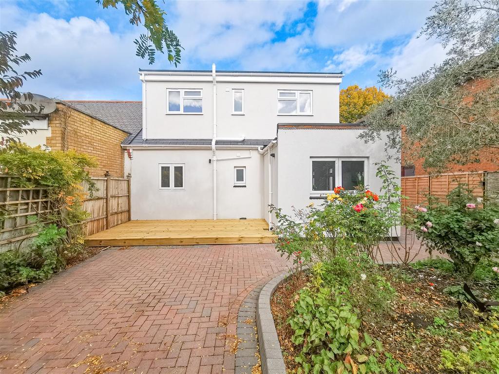Flemming Crescent, LeighOnSea 4 bed chalet £490,000