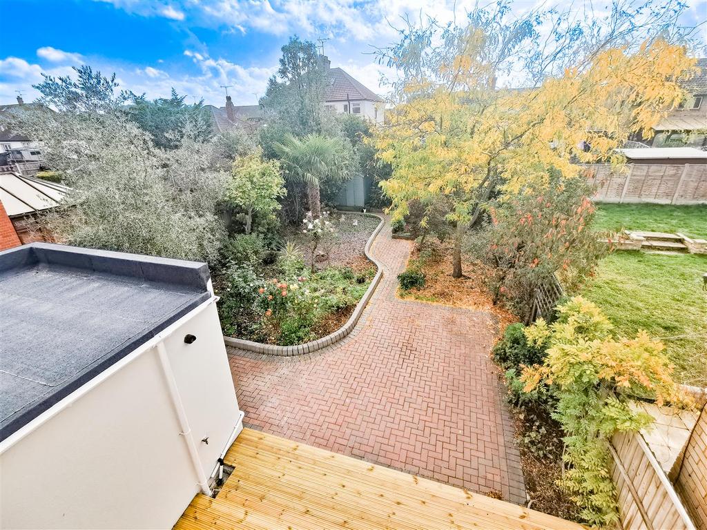 Flemming Crescent, LeighOnSea 4 bed chalet £490,000
