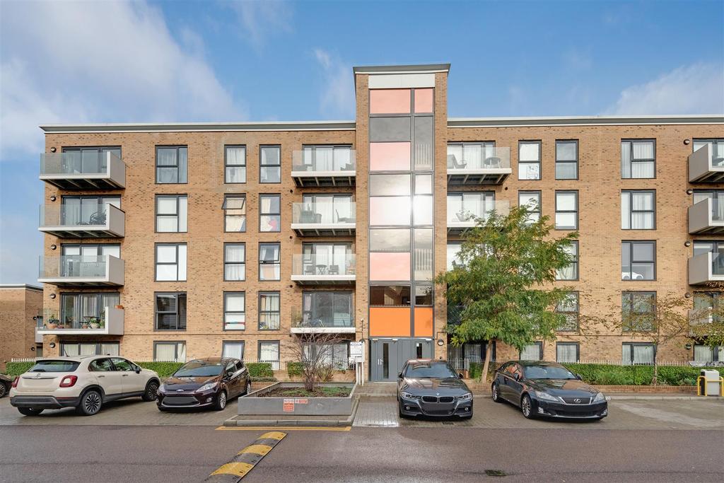 Capricorn Court Zodiac Close, Edgware 2 bed apartment £400,000