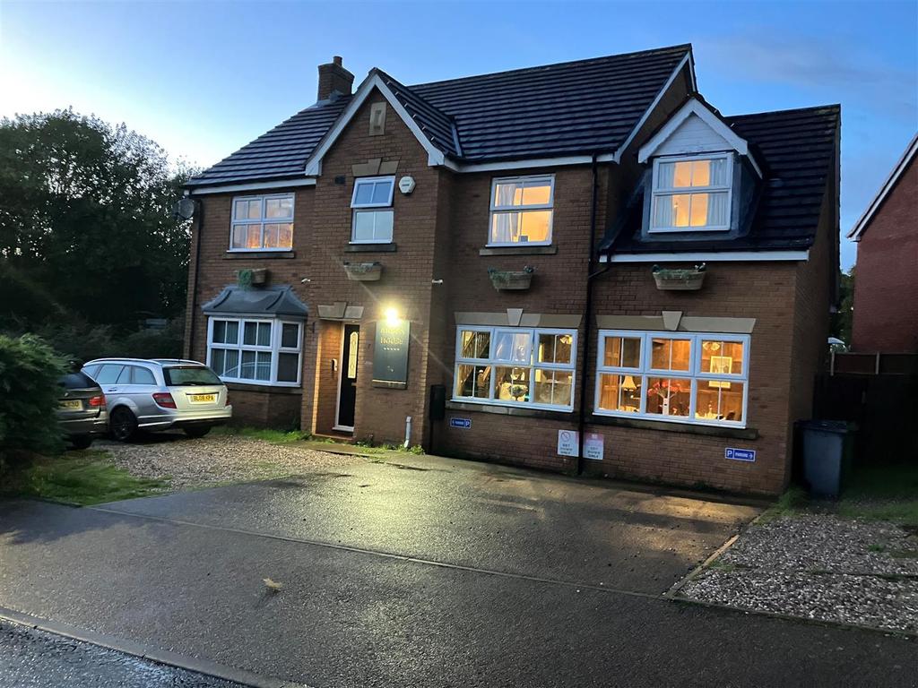 Maple Leaf Drive, Birmingham 6 bed detached house £590,000