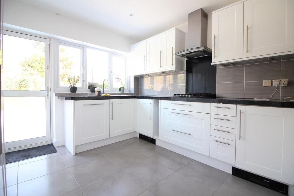 Cornwall Avenue, Southall 4 bed house £2,195 pcm (£507 pw)