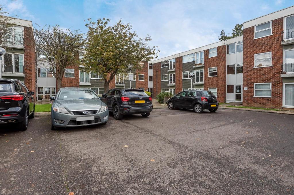 Hutton Road, Shenfield, Brentwood 2 bed apartment for sale £340,000
