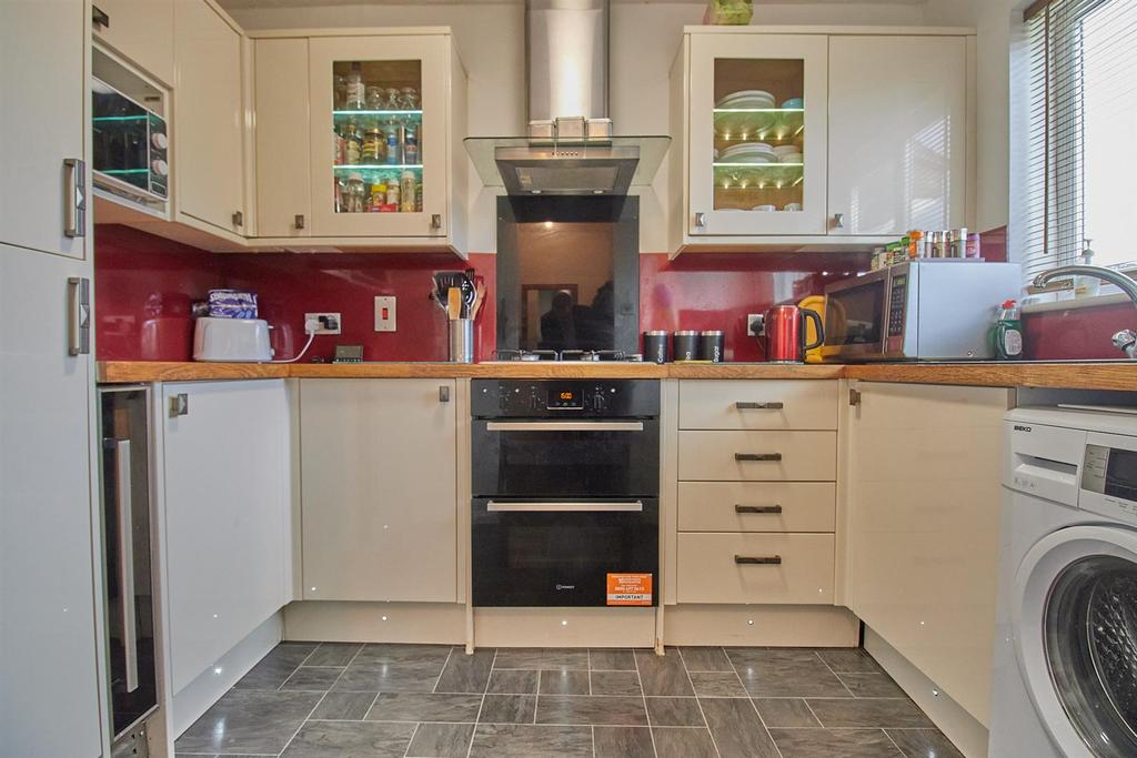 Stirling Avenue, Hinckley 2 bed end of terrace house £190,000