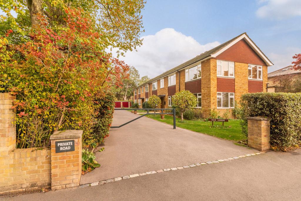 Oak Lodge, Carson Road, London, SE21 2 bed apartment £1,650 pcm (£381 pw)