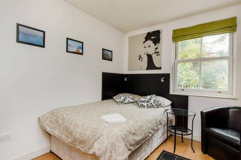 Studio to rent, Finchley Road, Hampstead, London, NW3
