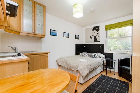 Studio to rent, Finchley Road, Hampstead, London, NW3