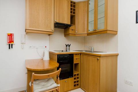 Studio to rent, Finchley Road, Hampstead, London, NW3