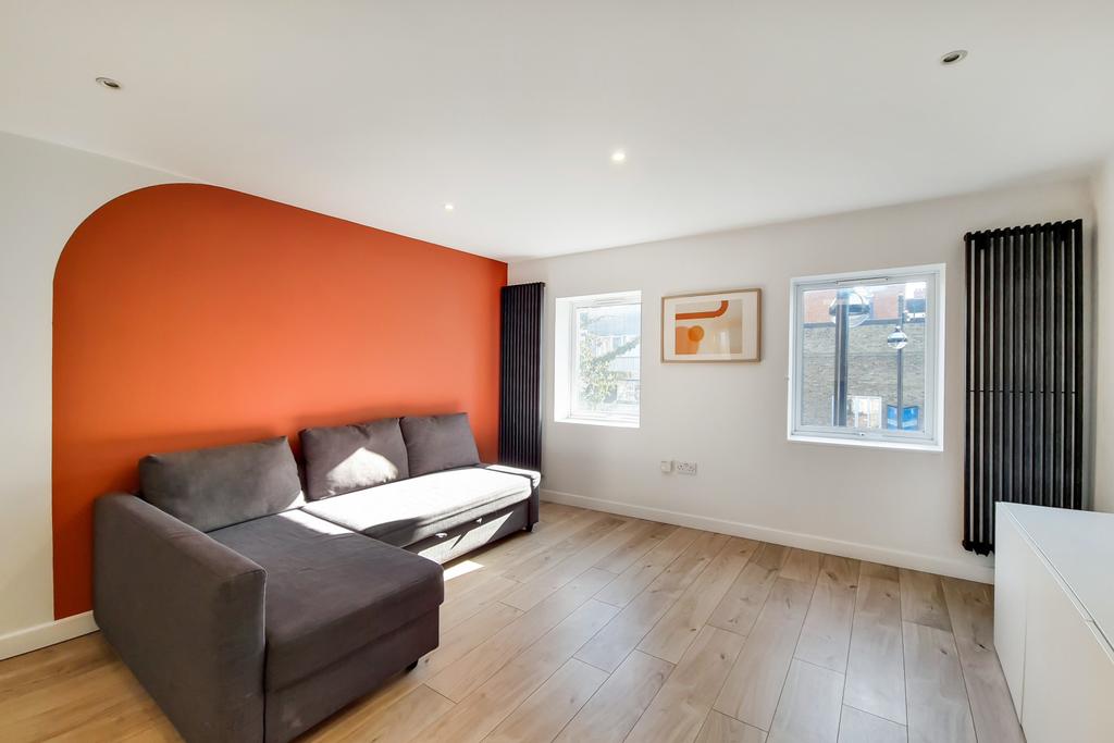 Roman Road, Bethnal Green, London E2 2 bed flat £2,000 pcm (£462 pw)