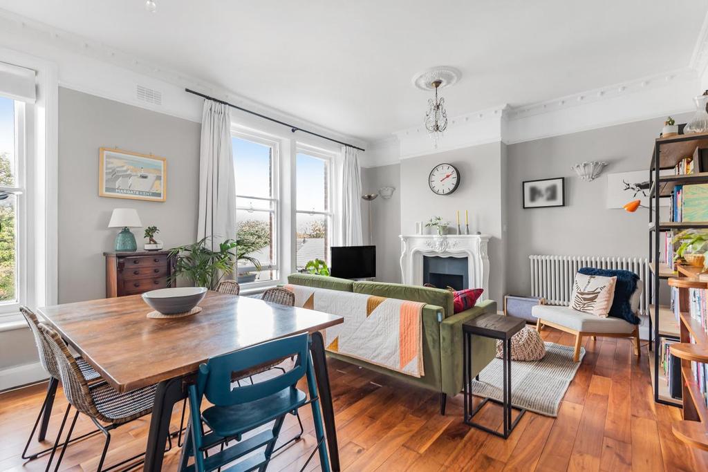 Longton Avenue, Sydenham 2 bed flat for sale £450,000