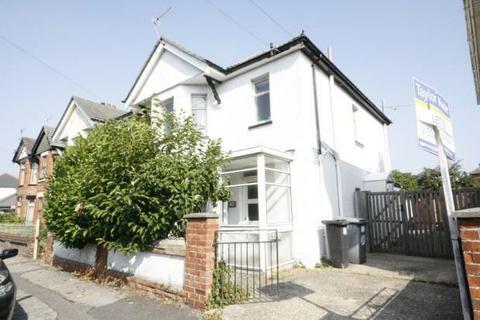 5 bedroom detached house to rent, 5 Doube Bed Student House on Castle Road