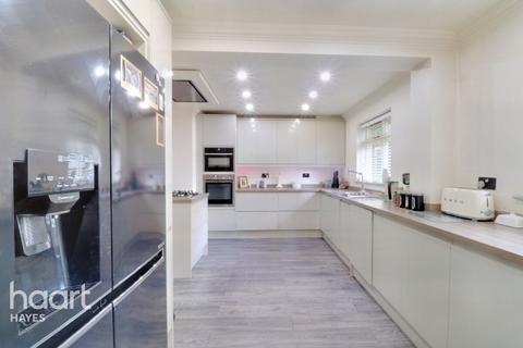 26 Regents Close, Hayes, UB4 8JY