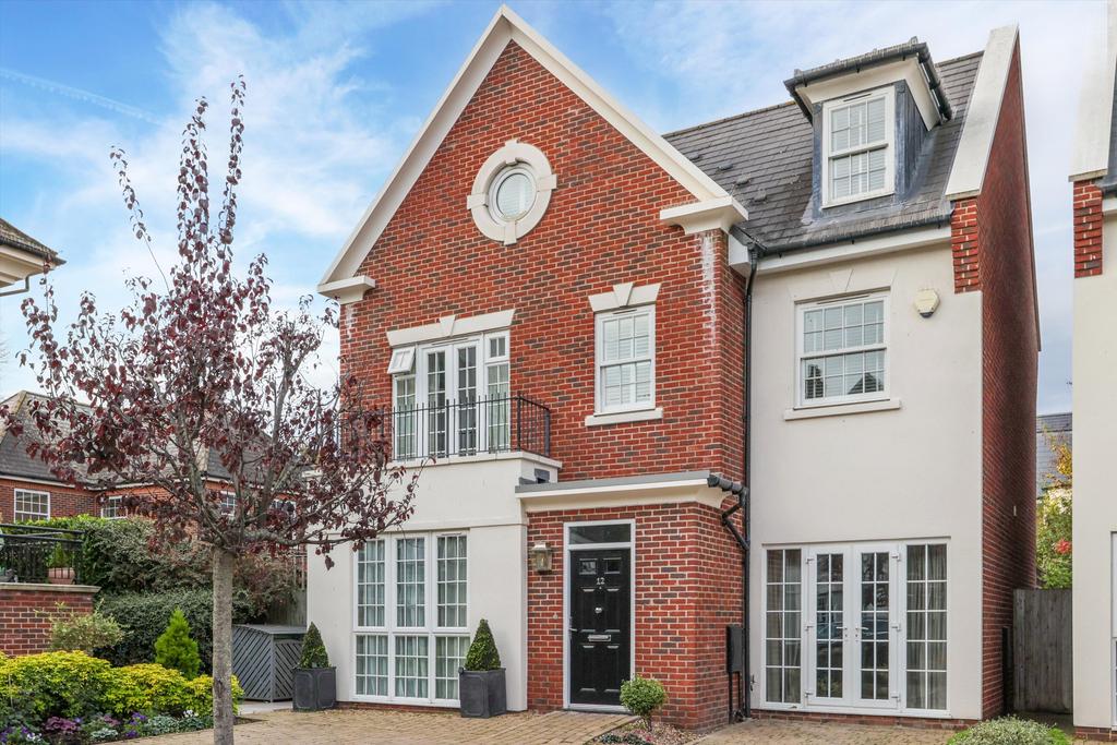 White Lion Gate, Cobham, Surrey, KT11 4 bed detached house £1,195,000
