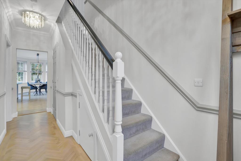 White Lion Gate, Cobham, Surrey, KT11 4 bed detached house £1,195,000