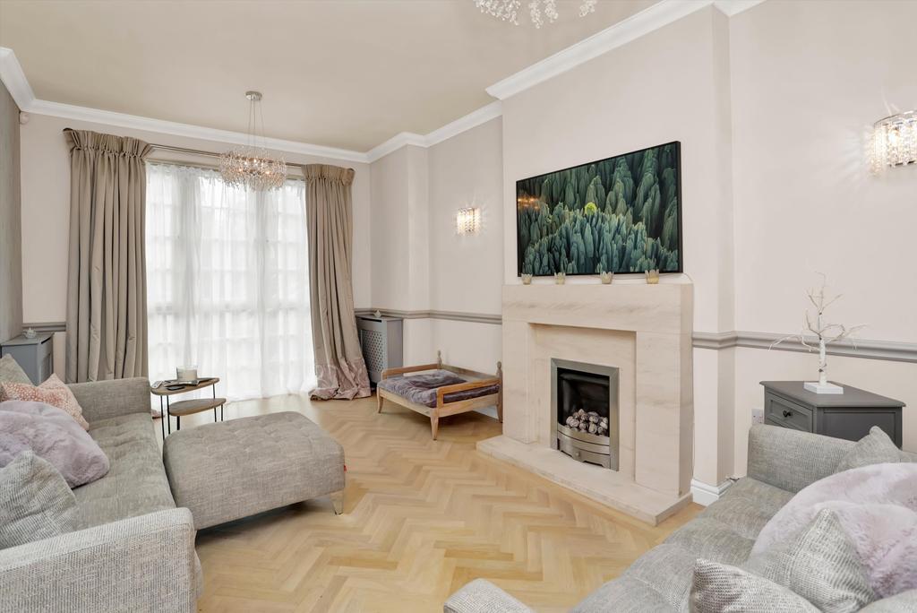White Lion Gate, Cobham, Surrey, KT11 4 bed detached house £1,195,000