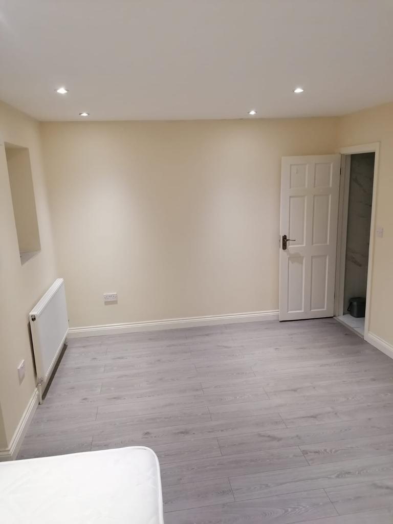 Fouracres, Enfield EN3 Studio - £1,100 pcm (£254 pw)