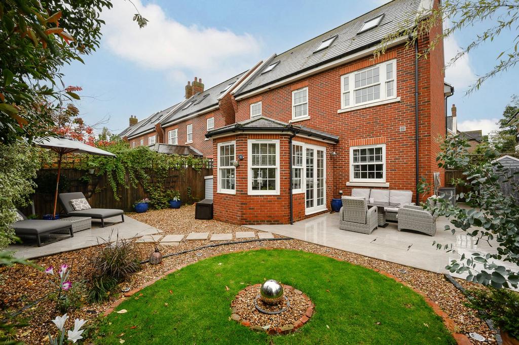 White Lion Gate, Cobham, KT11 4 bed detached house £1,195,000