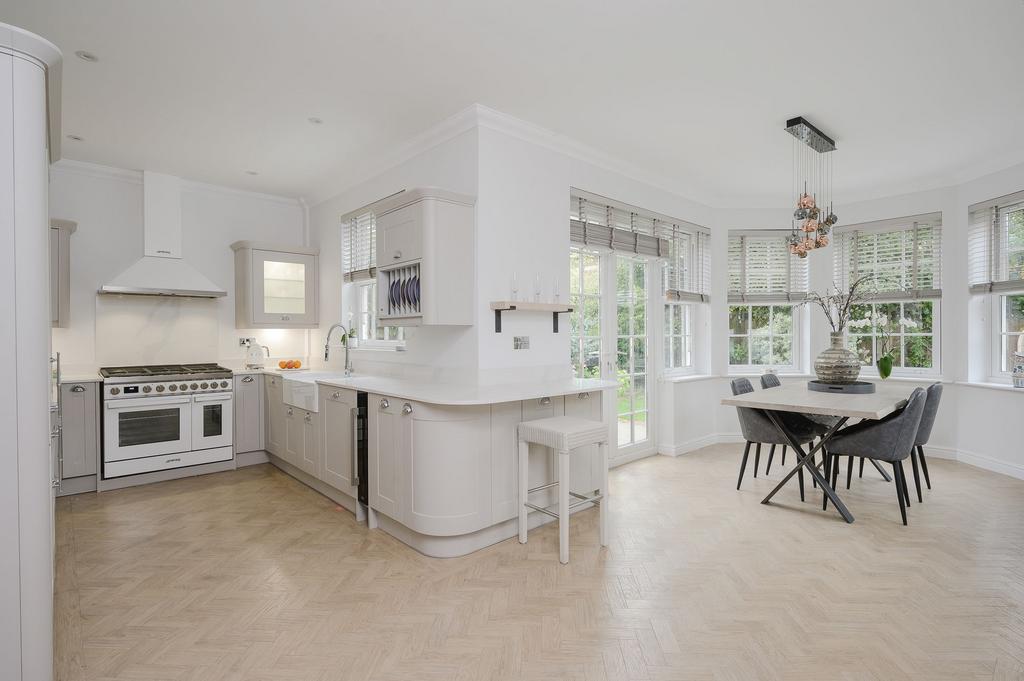 White Lion Gate, Cobham, KT11 4 bed detached house £1,195,000