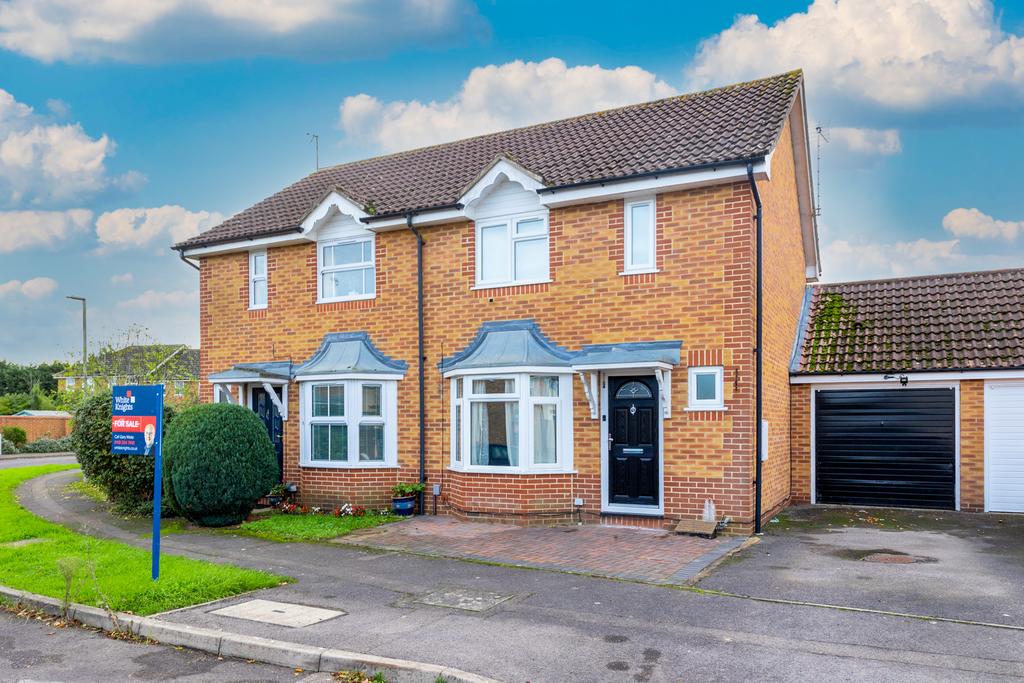 Donaldson Way, Woodley, Reading, RG5 4XL 2 bed semidetached house for