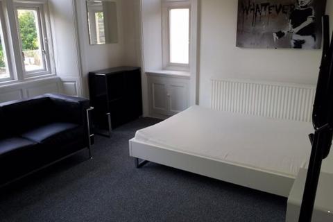 3 bedroom flat to rent, Blenheim Grove, Leeds