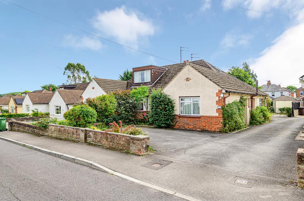 Forest Close, Waltham Chase... 2 bed bungalow £350,000
