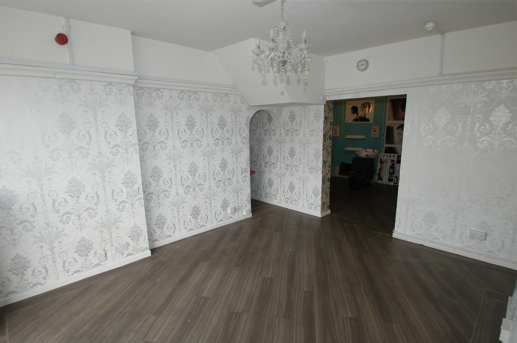 Chester Road, Whitby, Ellesmere Port, Cheshire. CH65 Shop £750 pcm (£173 pw)