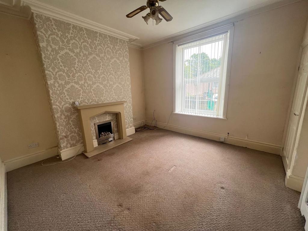 Claremount Terrace, Halifax HX3 2 bed terraced house to rent £625 pcm