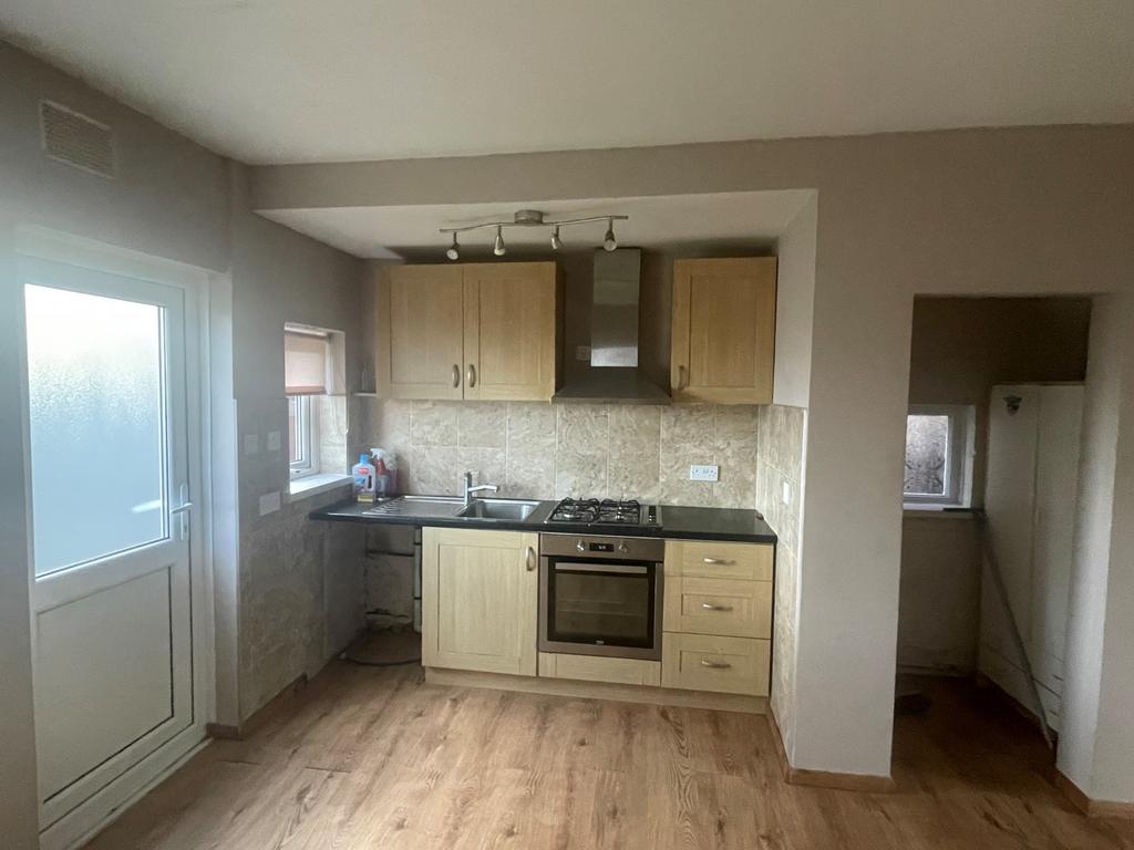 Delhurst Road, Great Barr, B44 3 bed semidetached house £875 pcm (£