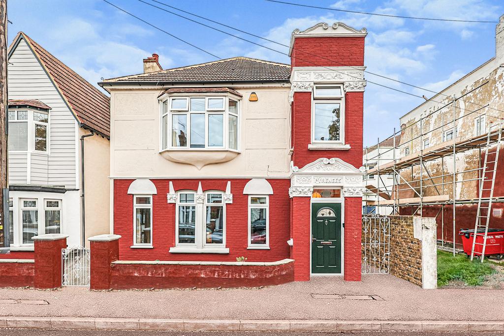 Highcliff Drive, Leighonsea, SS9 4 bed detached house £725,000