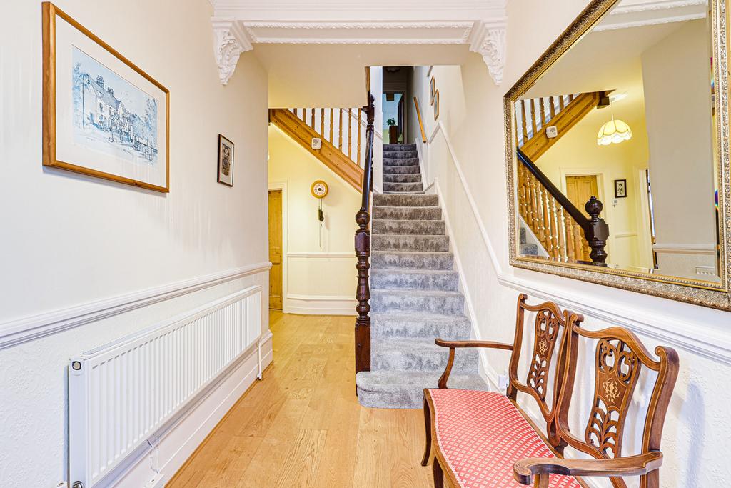 Highcliff Drive, Leighonsea, SS9 4 bed detached house £725,000