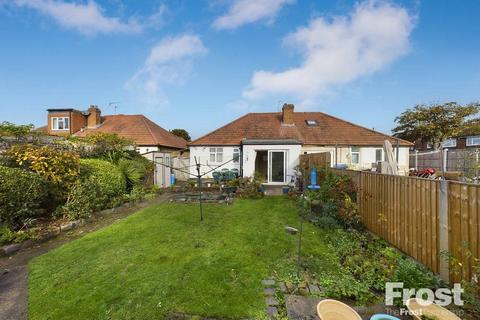 2 bedroom bungalow for sale - Chalmers Road, Ashford, Surrey, TW15