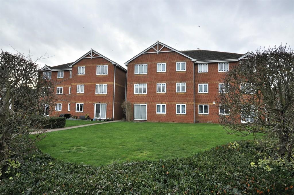 Queens Lodge, Hadleigh, Essex, SS7 1NY 2 bed flat £900 pcm (£208 pw)