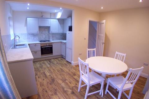2 bedroom townhouse to rent, Kelso Gardens, Leeds