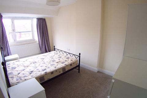 2 bedroom townhouse to rent, Kelso Gardens, Leeds