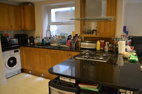 5 bedroom flat to rent, Hoyle Road, Tooting, London, SW17 0RS