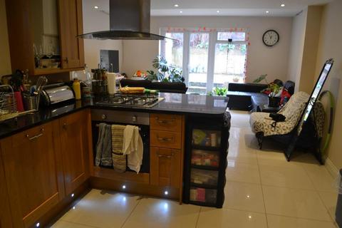 5 bedroom flat to rent, Hoyle Road, Tooting, London, SW17 0RS