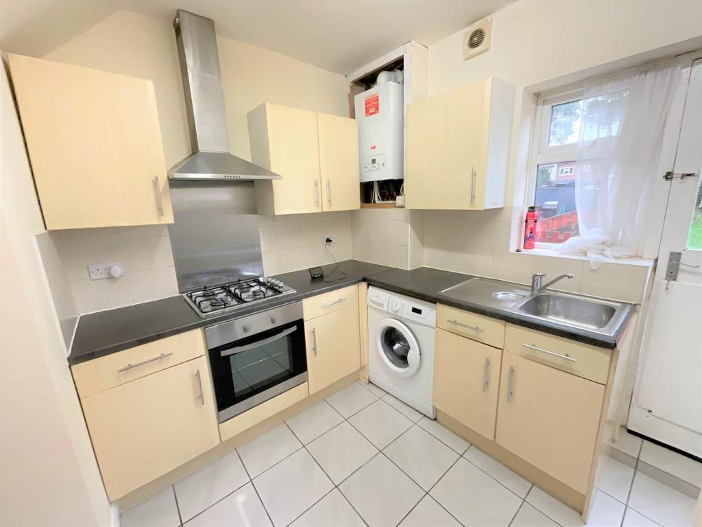 Bonham Road, Dagenham, Essex 2 bed house £1,650 pcm (£381 pw)
