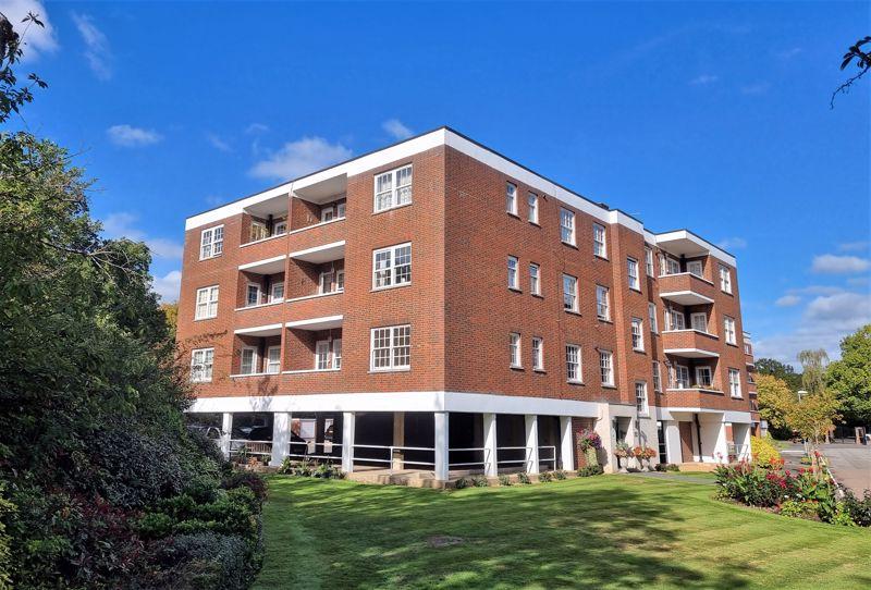 Bulstrode Court, Gerrards Cross 2 bed apartment for sale £495,000