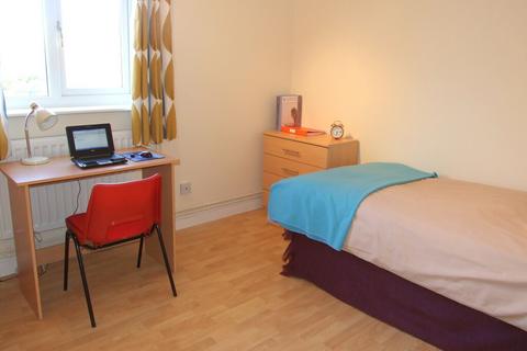 3 bedroom flat to rent - Swafield Street