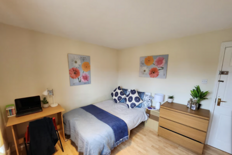 3 bedroom flat to rent, Swafield Street