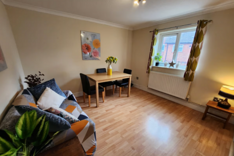 3 bedroom flat to rent, Swafield Street