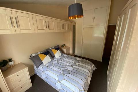 3 bedroom flat to rent - Bull Close Road