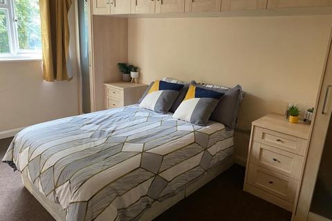 3 bedroom flat to rent, Bull Close Road