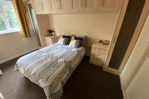 3 bedroom flat to rent, Bull Close Road