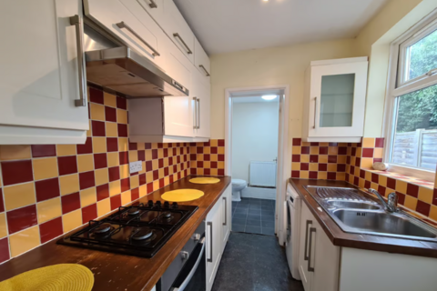 3 bedroom terraced house to rent, Portersfield Road